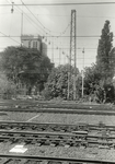 502535 Gezicht op een vakwerk bovenleidingsmast aan de noordzijde van het N.S.-station Utrecht C.S. te Utrecht.